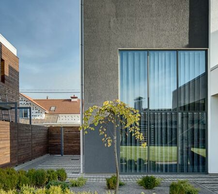moderner Neubau mit kleinem Garten