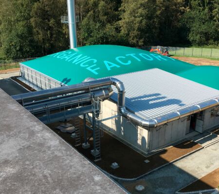 Bildzusammenschnitt einer Biogasanlage und einer Umwelttechnischen Maschine