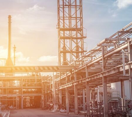 Großer Industriekomplex bei Sonnenuntergang